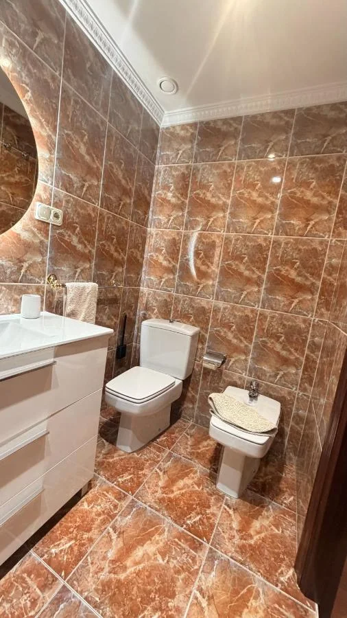 El baño, con encimera de mármol
