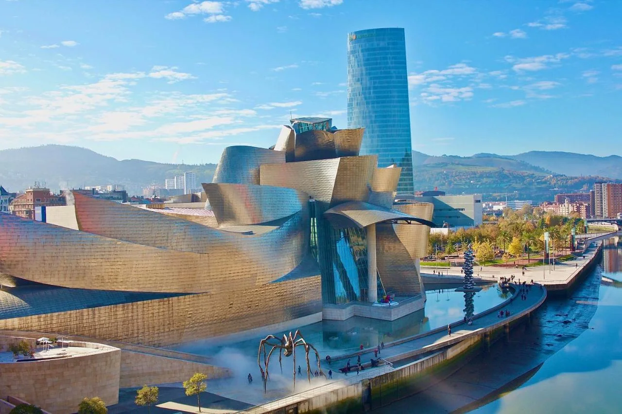 El Guggenheim, junto a la ría