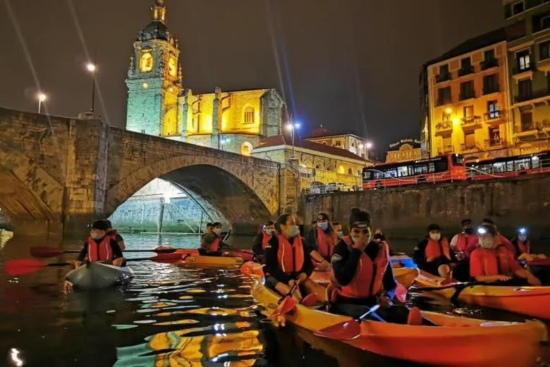 Bilbao de noche, desde la ría