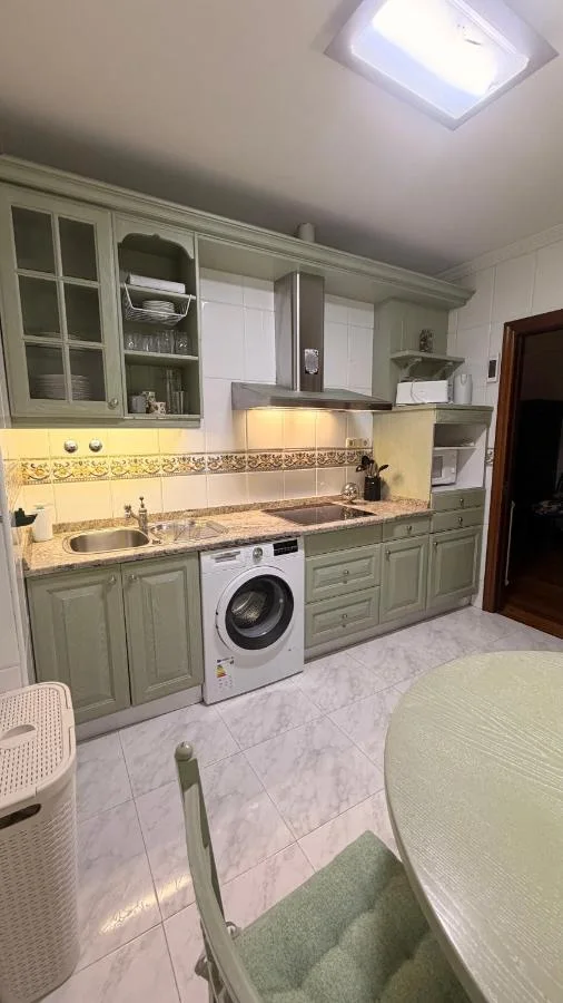 La cocina, con la lavadora