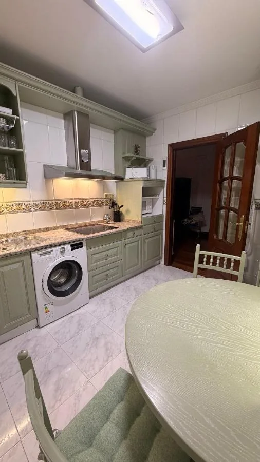 La cocina, con la mesa auxiliar
