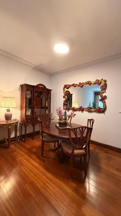 El comedor, con el espejo dorado