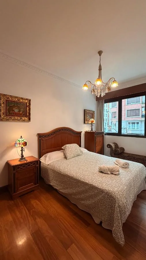 El dormitorio, con la ventana al fondo