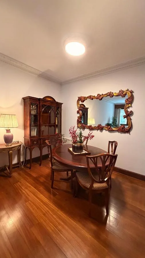 El salón, con la vitrina